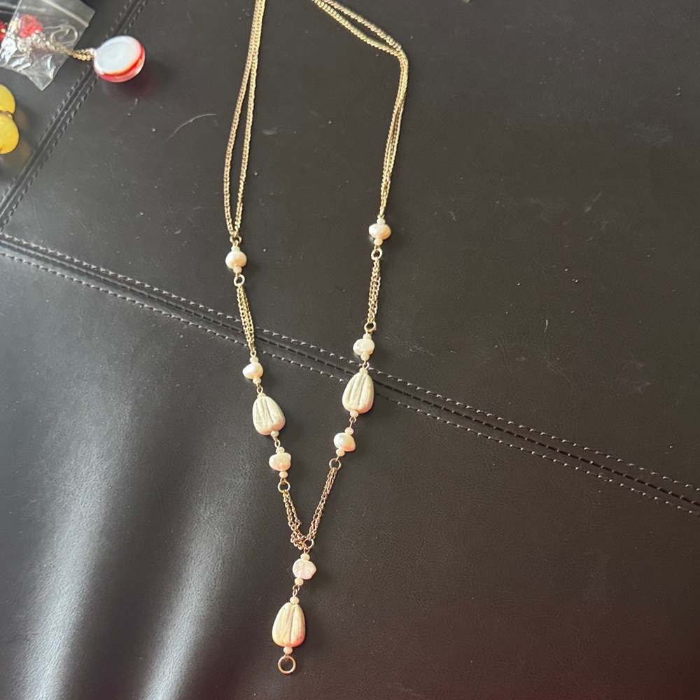Elegant Gold and Pearl Necklace